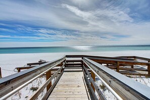 Vista para praia/oceano