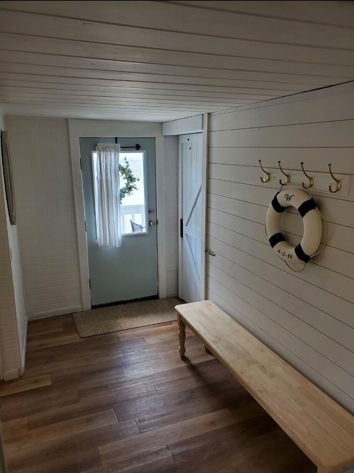 Wet Feet Retreat! Lake front cabin in quiet cove.