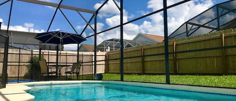 private fenced in pool / wheelchair friendly.