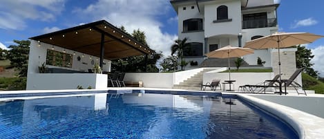 La piscina esta rodeada de nuestras áreas verdes e increíbles vistas.