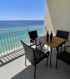 Outdoor dinning set on the balcony