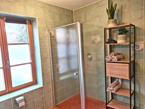 Ferienwohnung Berglust 62 qm separates Schlafzimmer und Terrasse-Badezimmer Dusche/WC