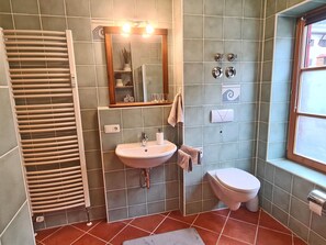 Ferienwohnung Berglust 62 qm separates Schlafzimmer und Terrasse-Badezimmer Dusche/WC