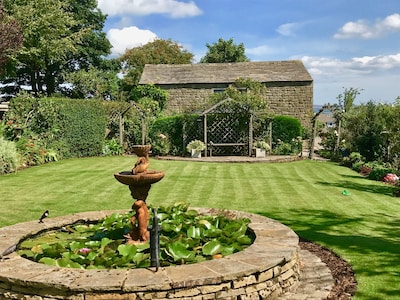 Charming Modernized 16Th Century Farm House with stunning garden & views 