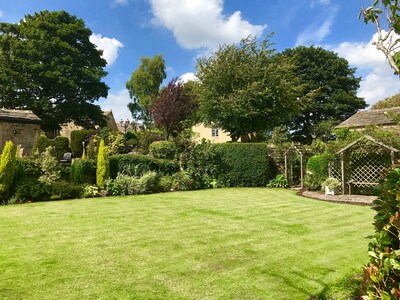 Charming Modernized 16Th Century Farm House with stunning garden & views 