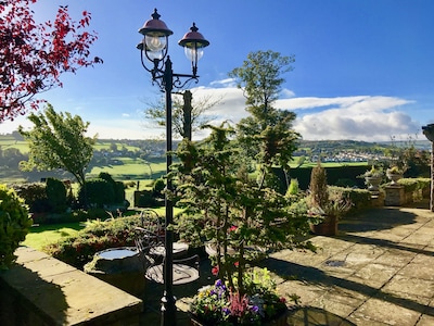Charming Modernized 16Th Century Farm House with stunning garden & views 