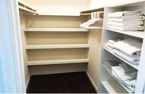 Walkin Closet (Topfloor bedroom)