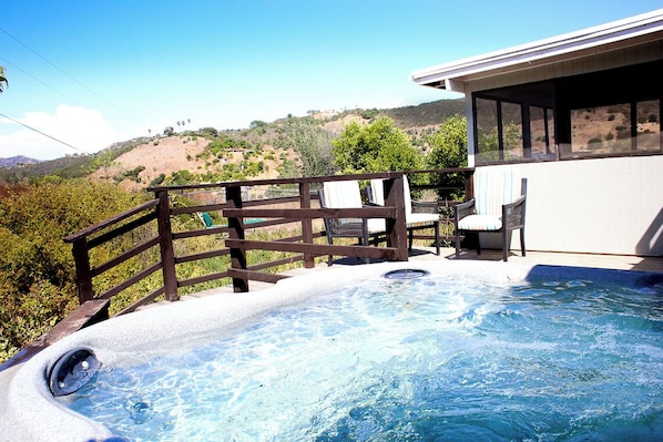 Experience cozy, farm-style living in a charming cottage unit on a serene fruit farm, offering fresh eggs, friendly animals and a peaceful retreat