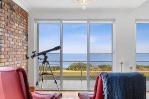 Located in a front row position on The Esplanade, the spectacular water views are mesmerising and the foreshore is directly across the road