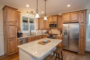 Additional 2 Dining Seats at the Kitchen Island