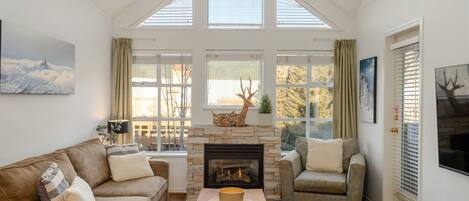 Living Room - Spacious dining table, mountain views