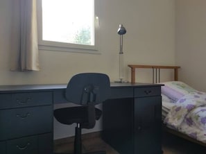 Bureau pour travailler dans la grande chambre exposée EST