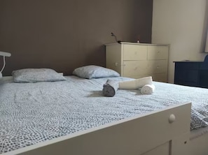 Lit double dans la grande chambre exposée EST