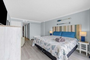 KING Size Bed with Pillows, Linens and Sheets