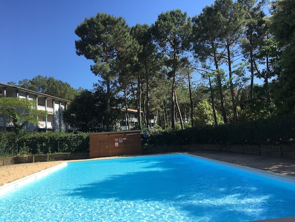 Piscine exterieure de l'hotel SPA 4* acces gratuit mai a septembre
