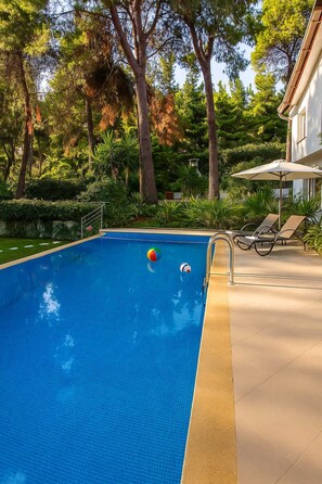 Private pool area - Enjoy the privacy and the serenity of the villa