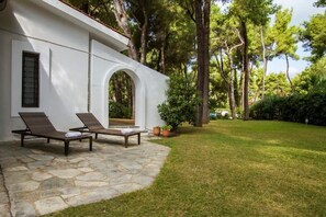 Sunbathe on the garden by the pool