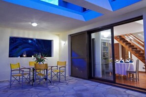Covered Outdoor Sitting Area
Ideal for shaded relaxation or evening chats with friends and family.
