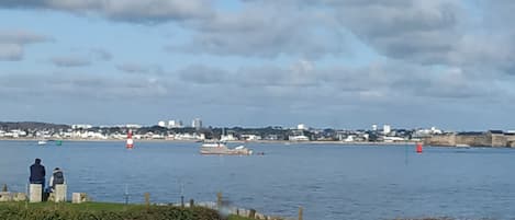 jardin de la copropriété, avec accès direct à la plage