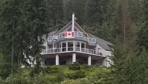 views from 3 decks facing the stunning Shuswap lake 