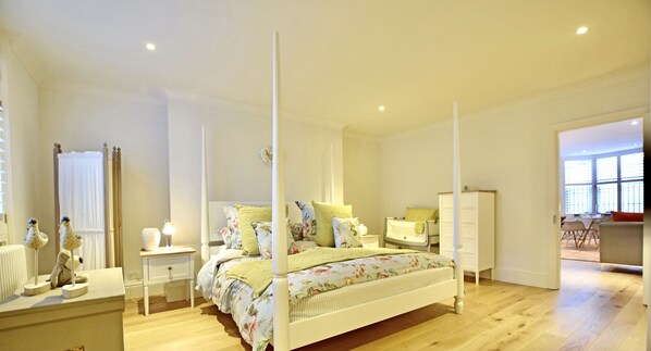 Superking FourPoster Luxury Bed Bright Spacious add TravelCot\Extra Bed Child