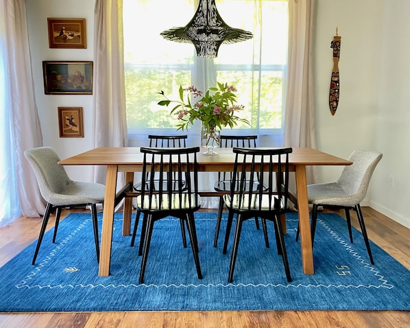 Dining room seats 6