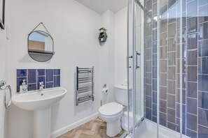 En-suite shower to bedroom 1. Complimentary toiletries are provided.