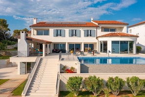 Croatia luxury villa Sea Whisper with private pool, sauna, jacuzzi and gym by the sea in Šibenik