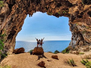 grotta che incontra sul sentiero delle cipolliane