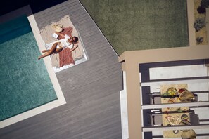 Sensory pool design to stimulate the senses. 