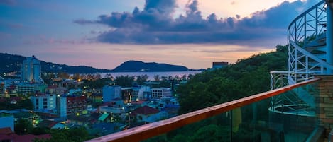 ET703 - Patong sea view apartment in a quiet area (2563)