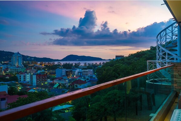 ET703 - Patong sea view apartment in a quiet area (2563)