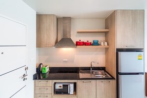 U606 - Convenient Patong apt for 3 ppl, pool & gym (2130)