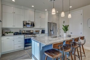 Kitchen Island seats 4