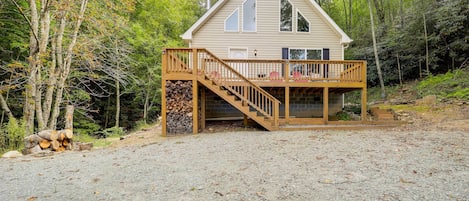 Elk Park Vacation Rental | 3BR | 3BA | 1,550 Sq Ft | 2 Stories