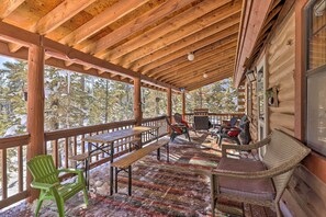 Covered Deck | Gas & Charcoal Grills