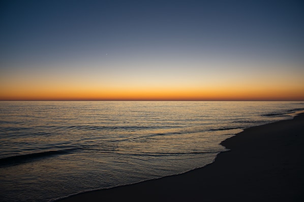 3 minute walk to the beautiful Gulf of Mexico for a gorgeous sunset view!