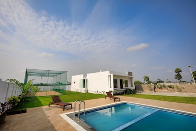 Neo Farm House with Pool, Beach Volley Ball & 5Beds(A/C)