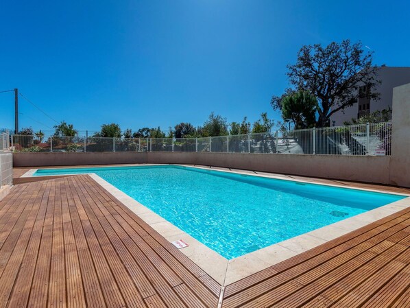 Wasser, Himmel, Daytime, Schwimmbad, Azurblau, Rechteck, Holz, Pflanze, Gebäude, Flooring