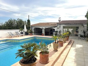 Gîte équipé à droite et pool house à gauche 