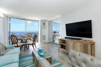 11th Floor Waikiki Ocean, Lagoon & Marina Views! Walk to Beach! Washlet!