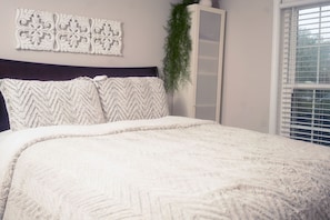 Queen bed. Sits high due to rises allowing a twin trundle. Step stair provided.