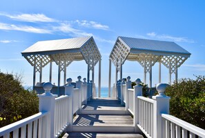 ONLY 6 MINUTE WALK TO SEASIDE PRIVATE BEACH ACCESS
