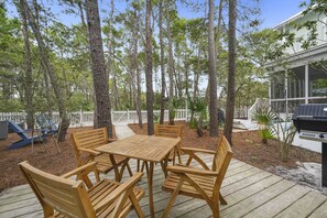 REAR DECKE W/OUTDOOR DINING