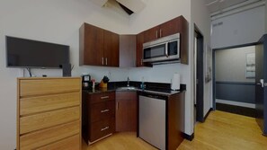 This efficiency suite features a fully-equipped kitchenette and living area. The flooring is carpeted throughout, with ceramic tile in the bathroom. The place is  just a walk to start of the Freedom Trail and under 2 minutes walk to Boston Public Garden.