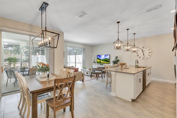 Common area (kitchen, dinning area and living room).