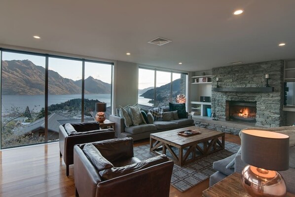 Modern alpine getaway with lake and mountain views, luxury amenities, just 3 minutes from town - NZ luxury travel