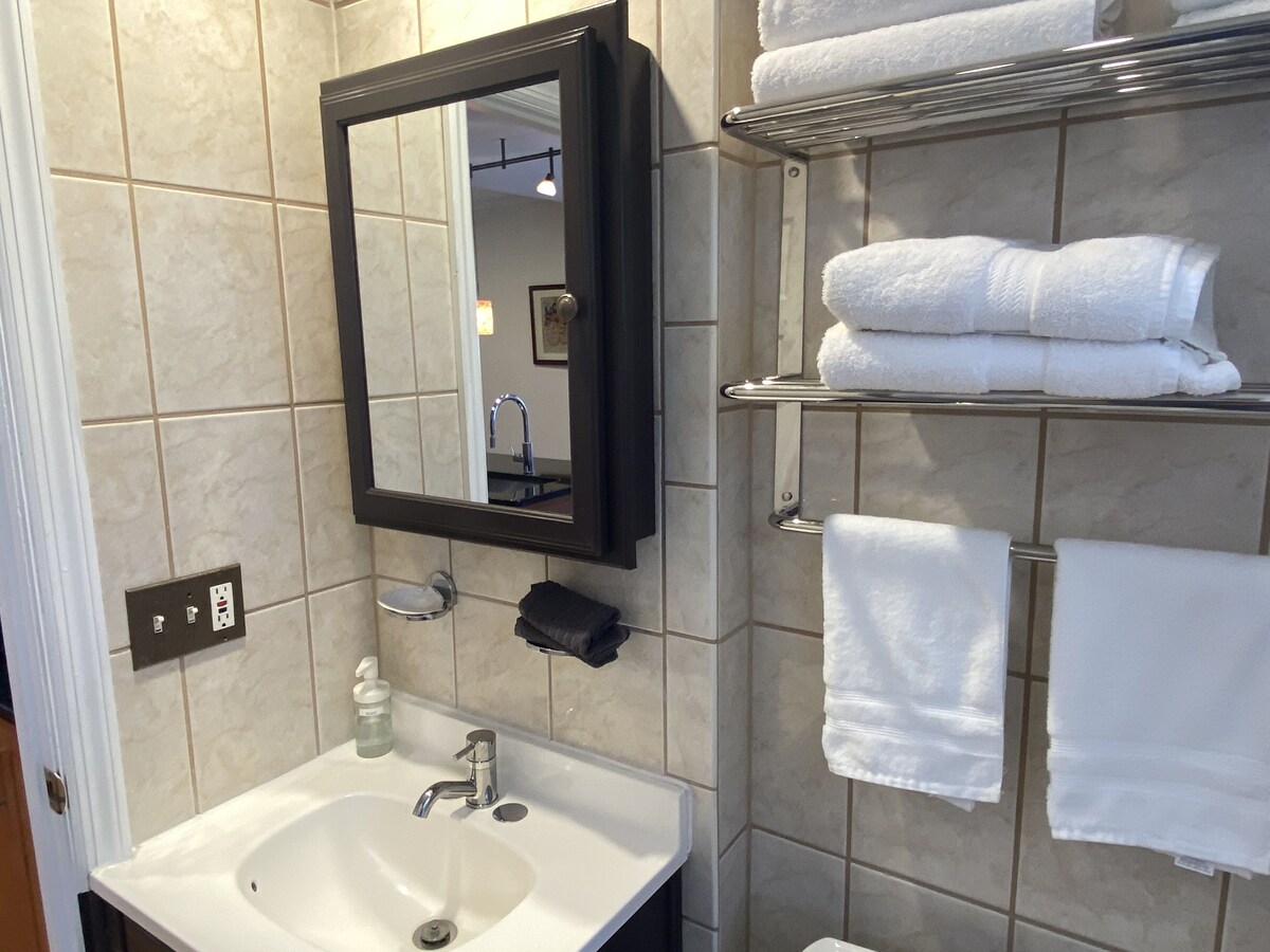 Exquisite 3rd Floor Private Apt with Style