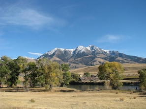 The beautiful Emigrant peak overlooking the Yellowstone River.