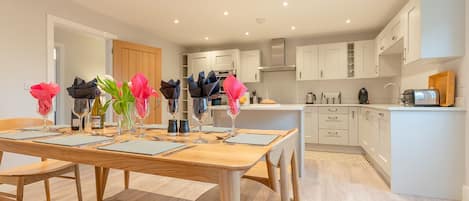 Kitchen with dining table, Maple House, Bolthole Retreats